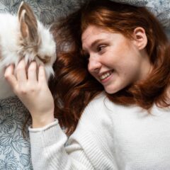 Meisje met konijn